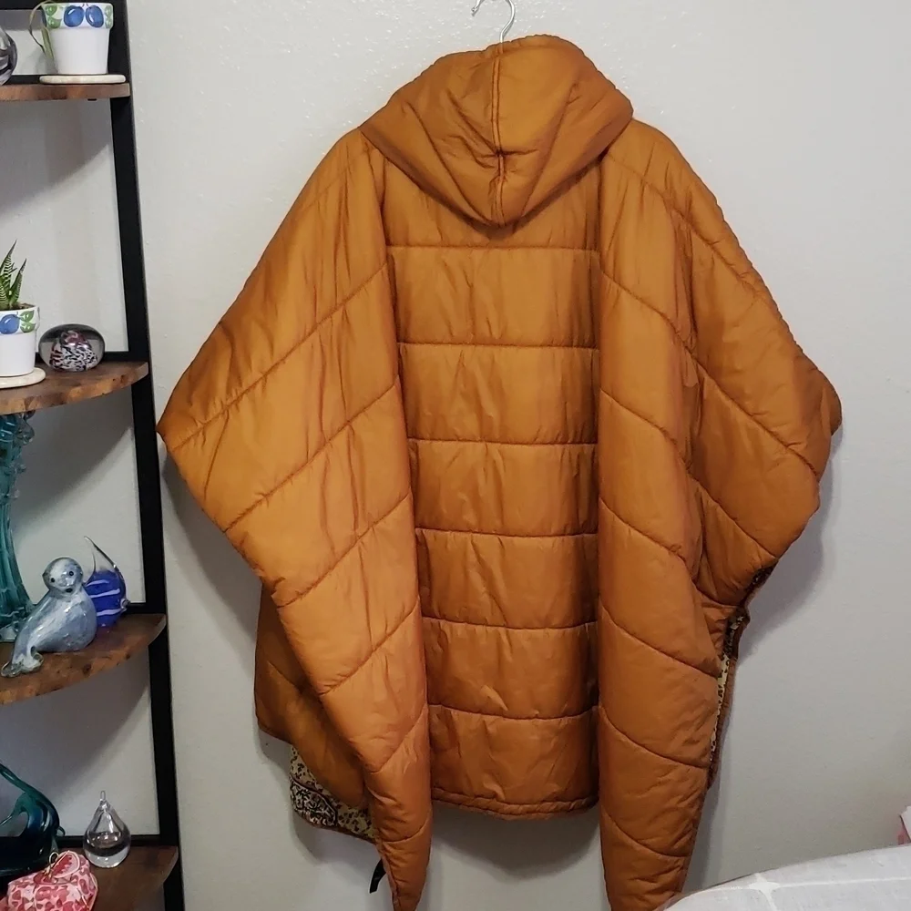 COPY - Nwot FP WE THE FREE ORANGE TRAVELING BAND QUILTED OVERSIZE PONCHO CAPE. - Picture 4 of 14